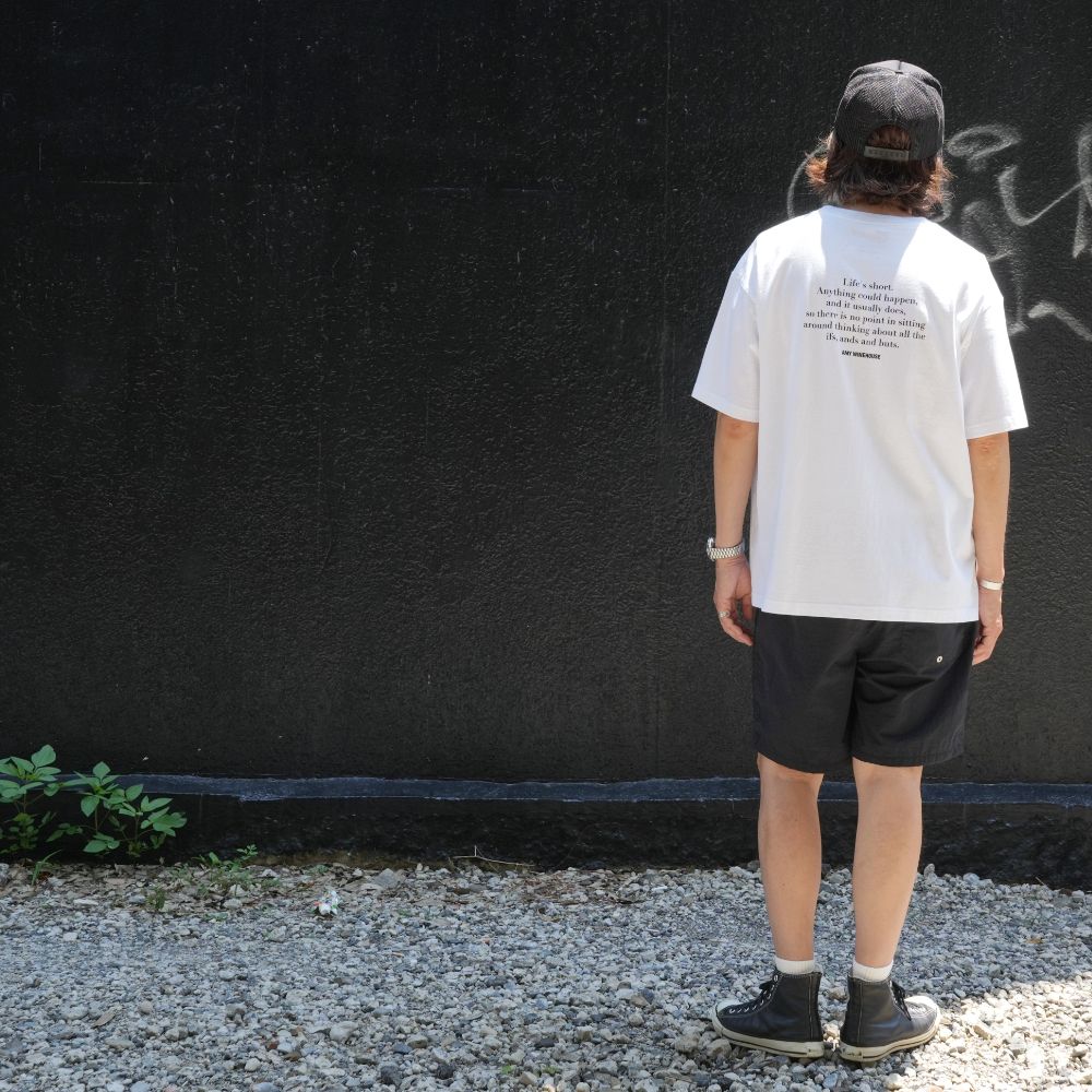Amy Winehouse "Lean On A Car" Photo S/S Tee (WHITE) / エイミー・ワインハウス コラボ Tシャツ