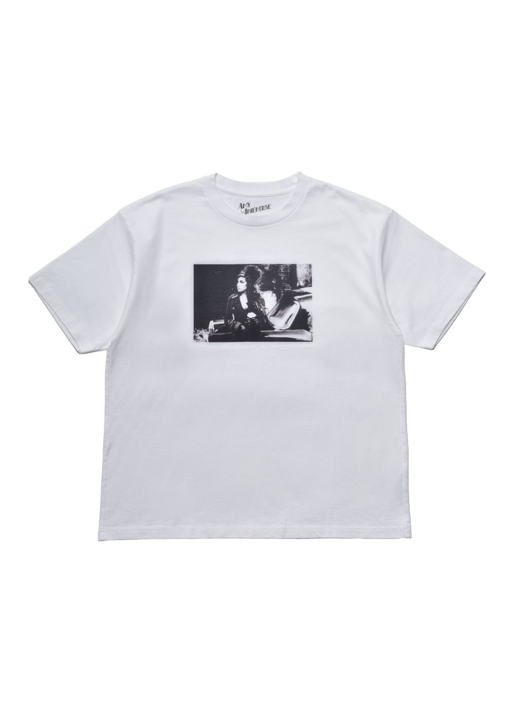 Amy Winehouse "Lean On A Car" Photo S/S (WHITE) / エイミー・ワインハウス コラボ Tシャツ
