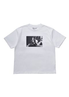 Amy Winehouse "Lean On A Car" Photo S/S (WHITE) / エイミー・ワインハウス コラボ Tシャツ