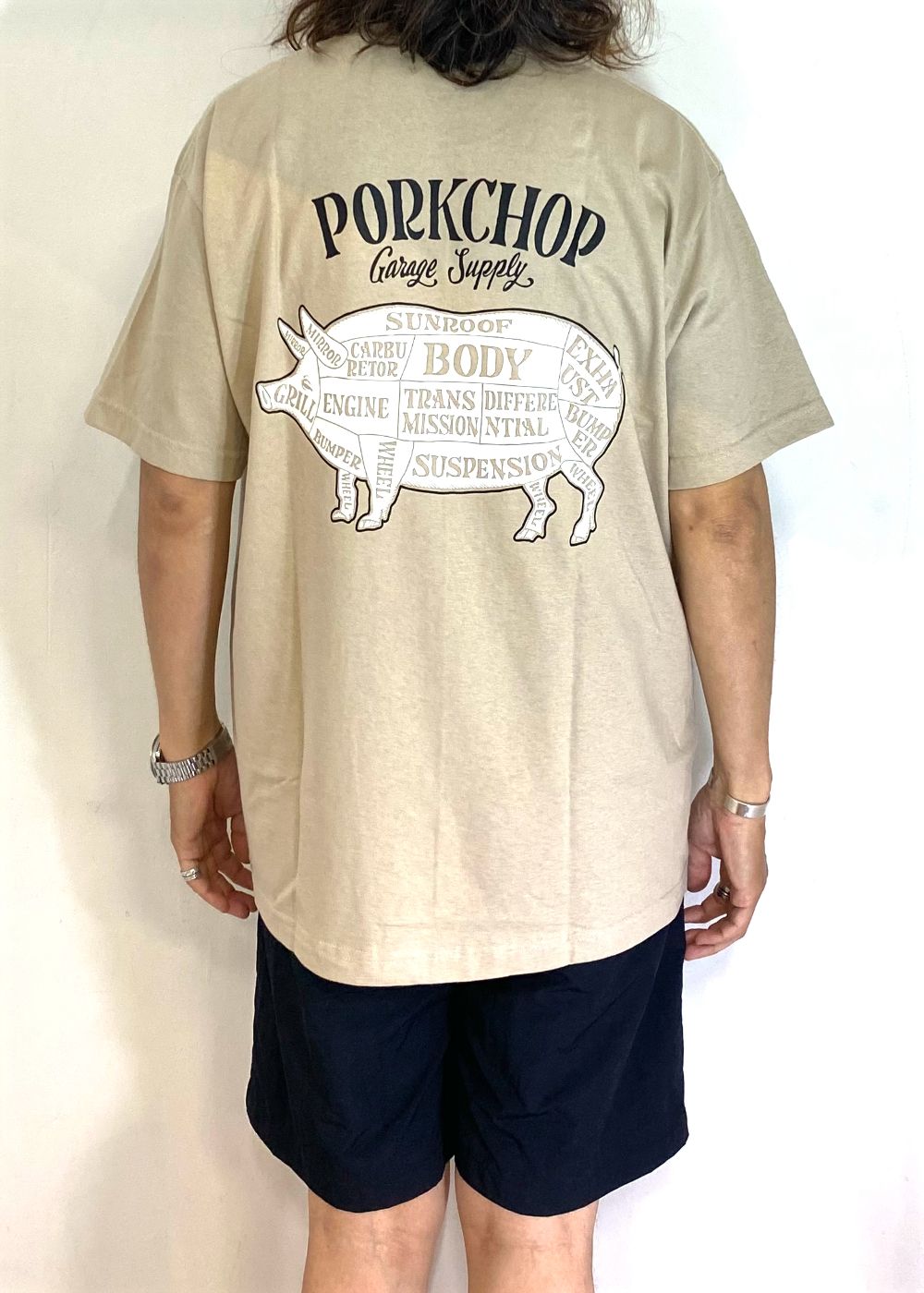 PORK BACK TEE (SAND) / ポークバック ロゴ Tシャツ