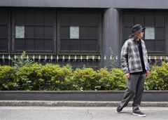 生地感の違いで変化を付けた大人のストリートスタイル