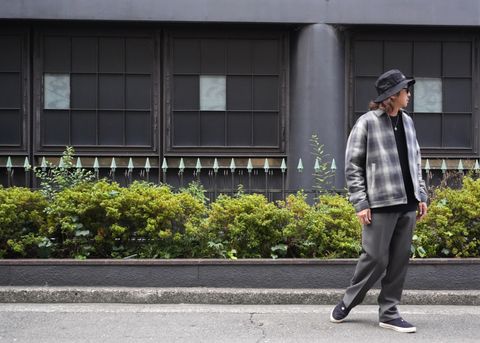 生地感の違いで変化を付けた大人のストリートスタイル