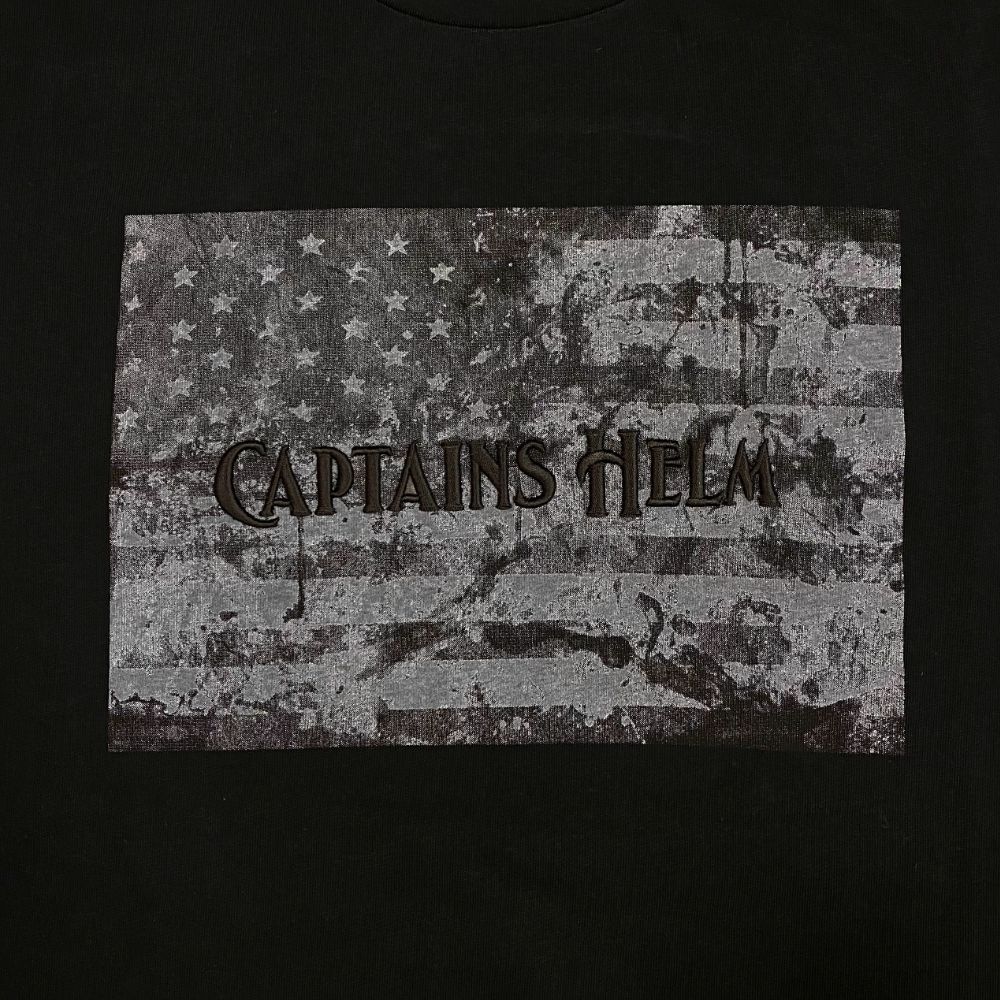 CAPTAIN’S FLAG TEE (BLACK) / ロゴ刺繍&アメリカンフラッグ プリント Tシャツ