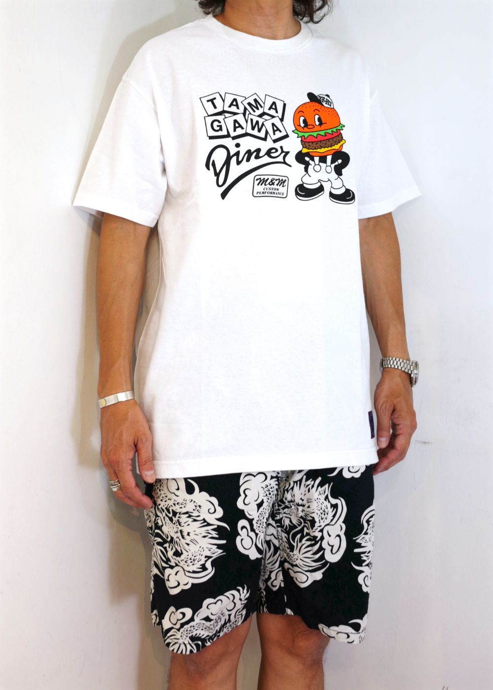 M&M CUSTOM PERFORMANCE - ×TAMAGAWA DINER ×MASSES PRINT T-SHIRT (WHITE) / ×TAMAGAWA  DINER ×マシス コラボレーション Tシャツ | LOOPHOLE