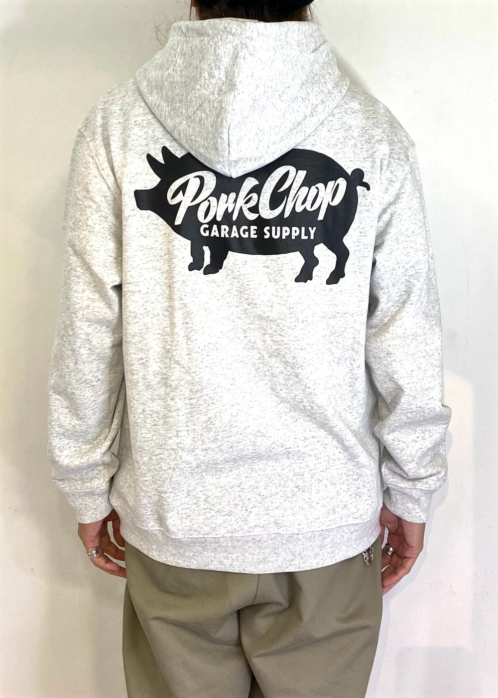 SCRIPT PORK HOODIE (ASH) / ロゴ スウェットパーカー