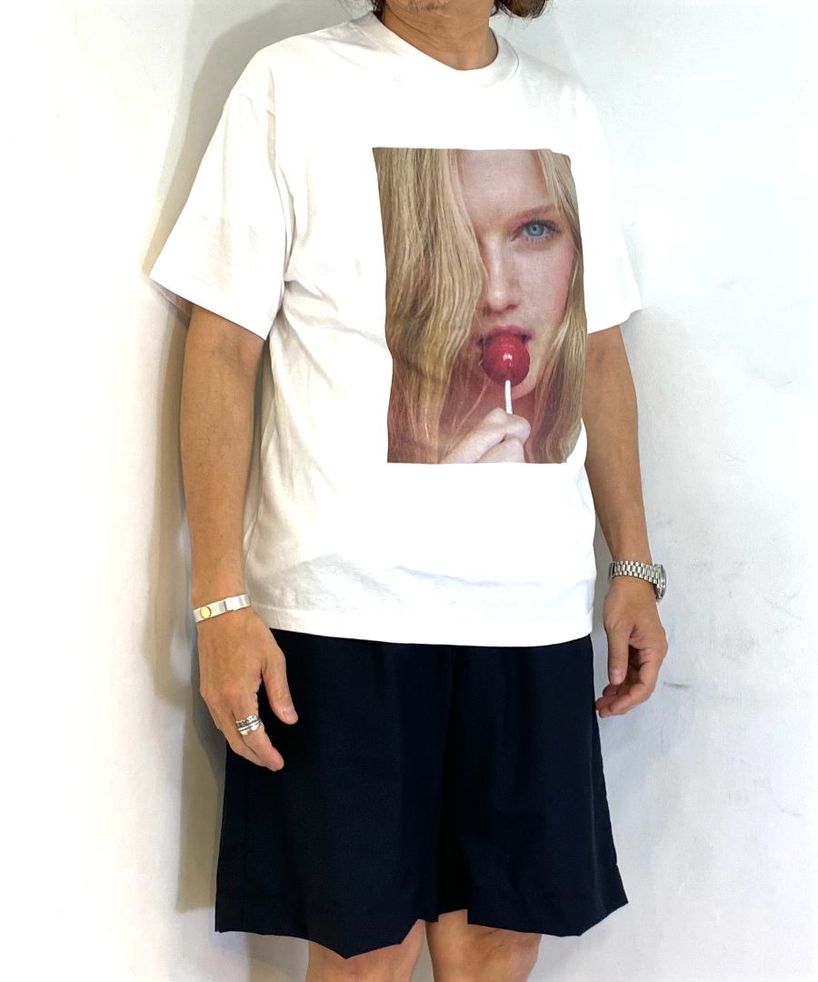 Stie-lo × Mike Dowson T-SH (WHITE) / ×スティーロ×マイク・ドーソン コラボフォトT