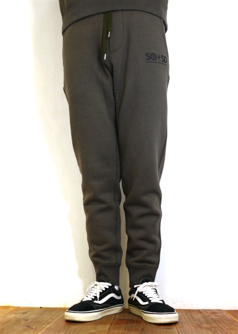 RATS - JOGGER SWEAT PANTS (KHAKI) / プリントスウェットパンツ