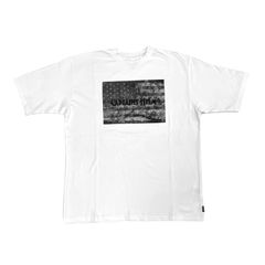 【ラスト1点】CAPTAIN’S FLAG TEE (WHITE) / ロゴ刺繍&アメリカンフラッグ プリント Tシャツ
