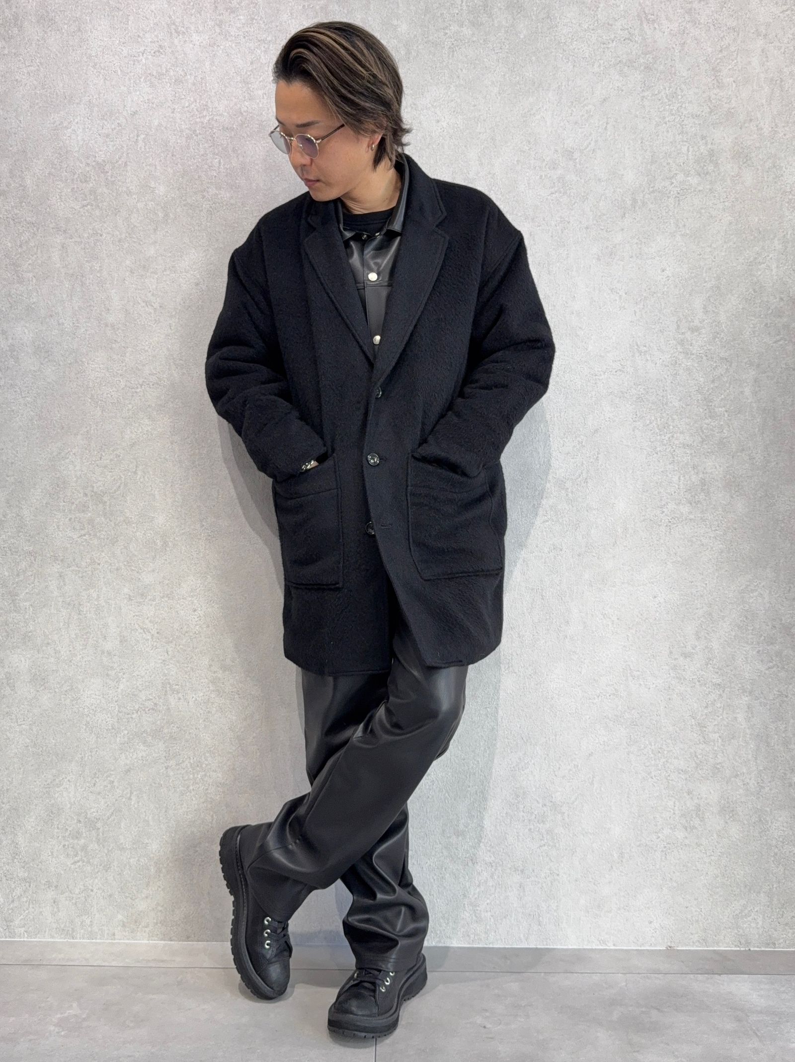 レザーセットアップにコートの真冬コーデ