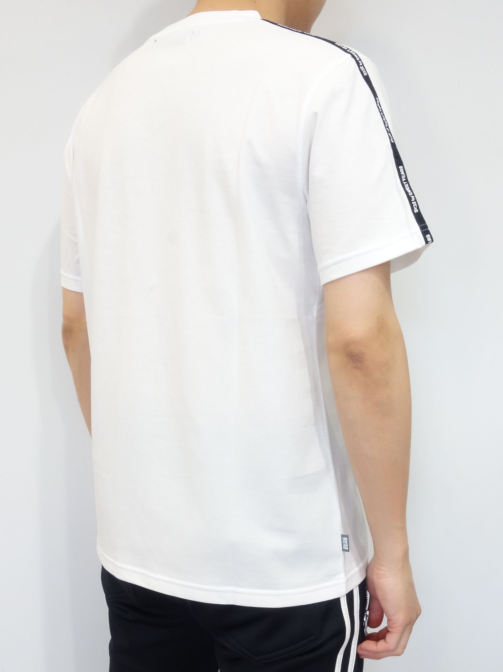 V NECK LOGO TAPE TEE / 11452 / プリントTシャツ