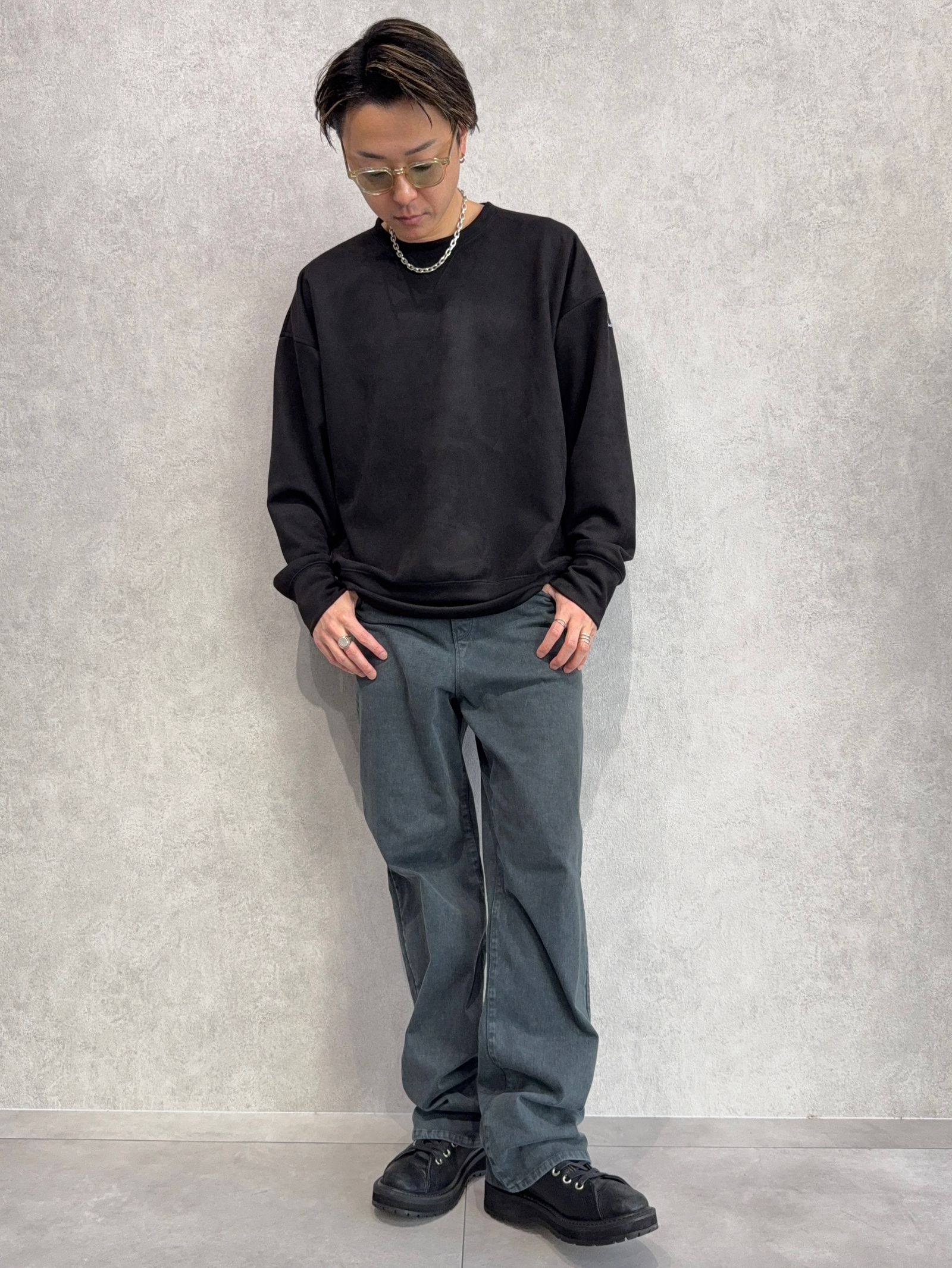 ケミカルウォッシュデニム×スエードトレーナーの新作コーデ