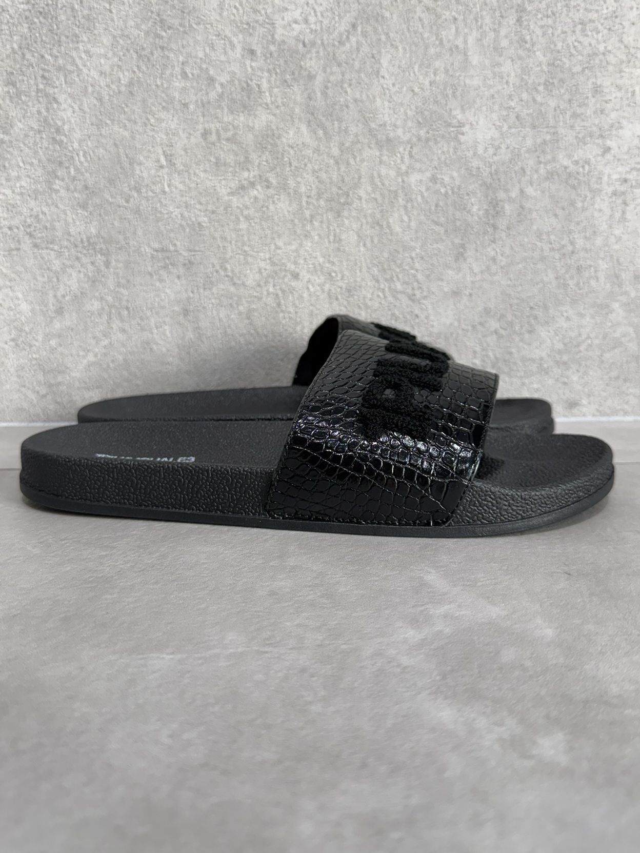 ロゴ刺繍クロコシャワーサンダル / usx-26011 / ブラックB