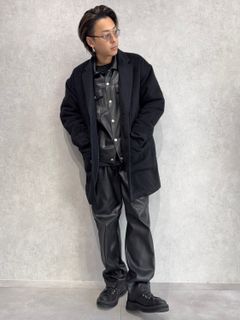 レザーセットアップにコートの真冬コーデ