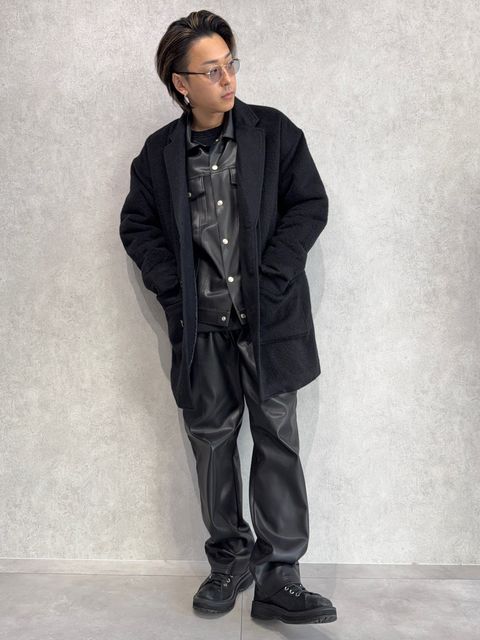 レザーセットアップにコートの真冬コーデ