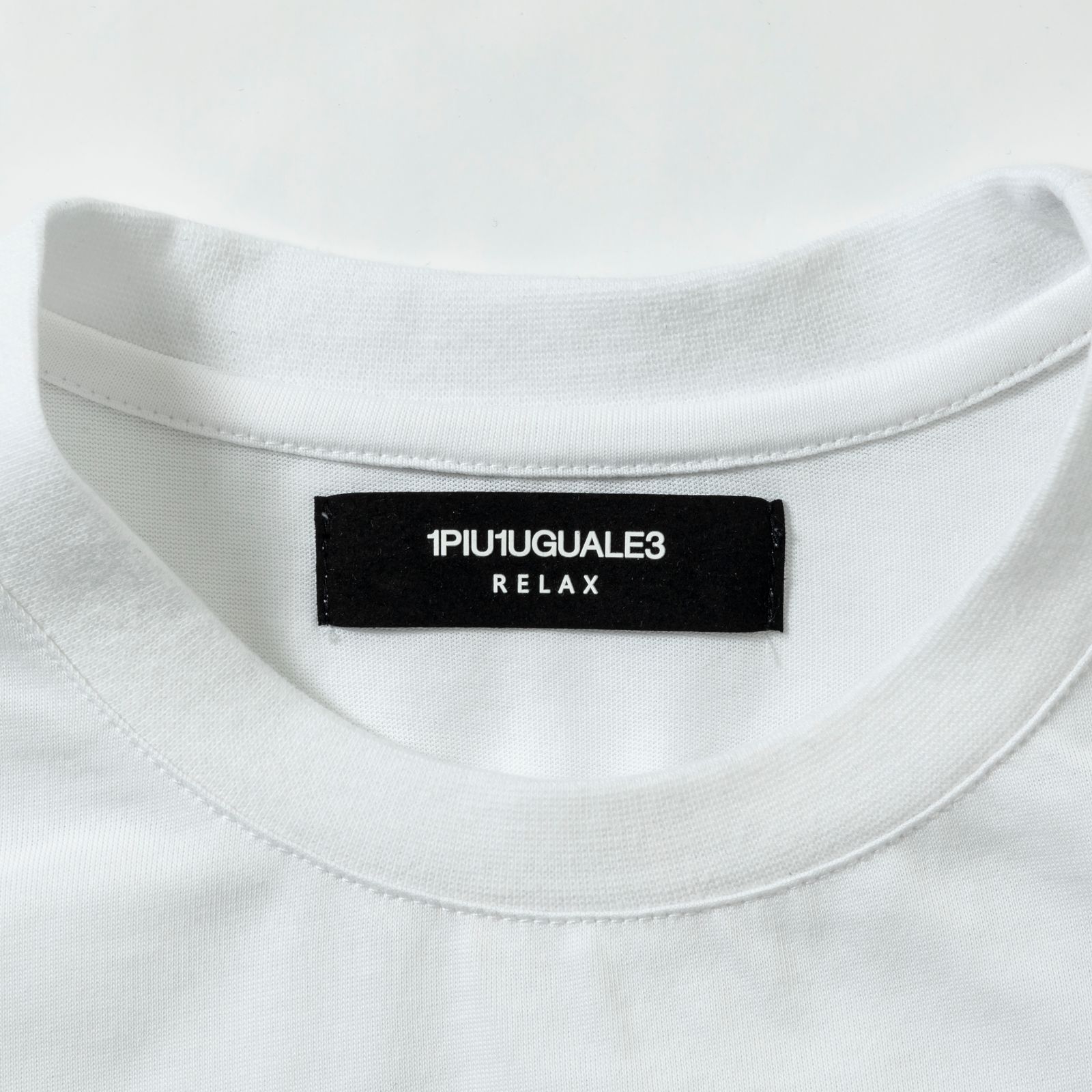 1PIU1UGUALE3 RELAX - フローイングロゴ半袖Tシャツ / ust-24004