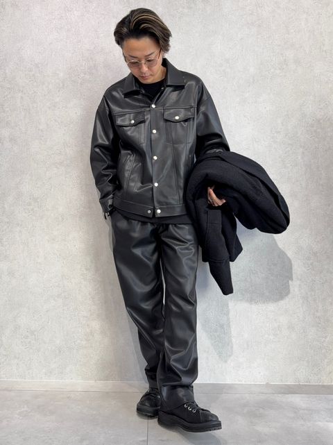 レザーセットアップにコートの真冬コーデ