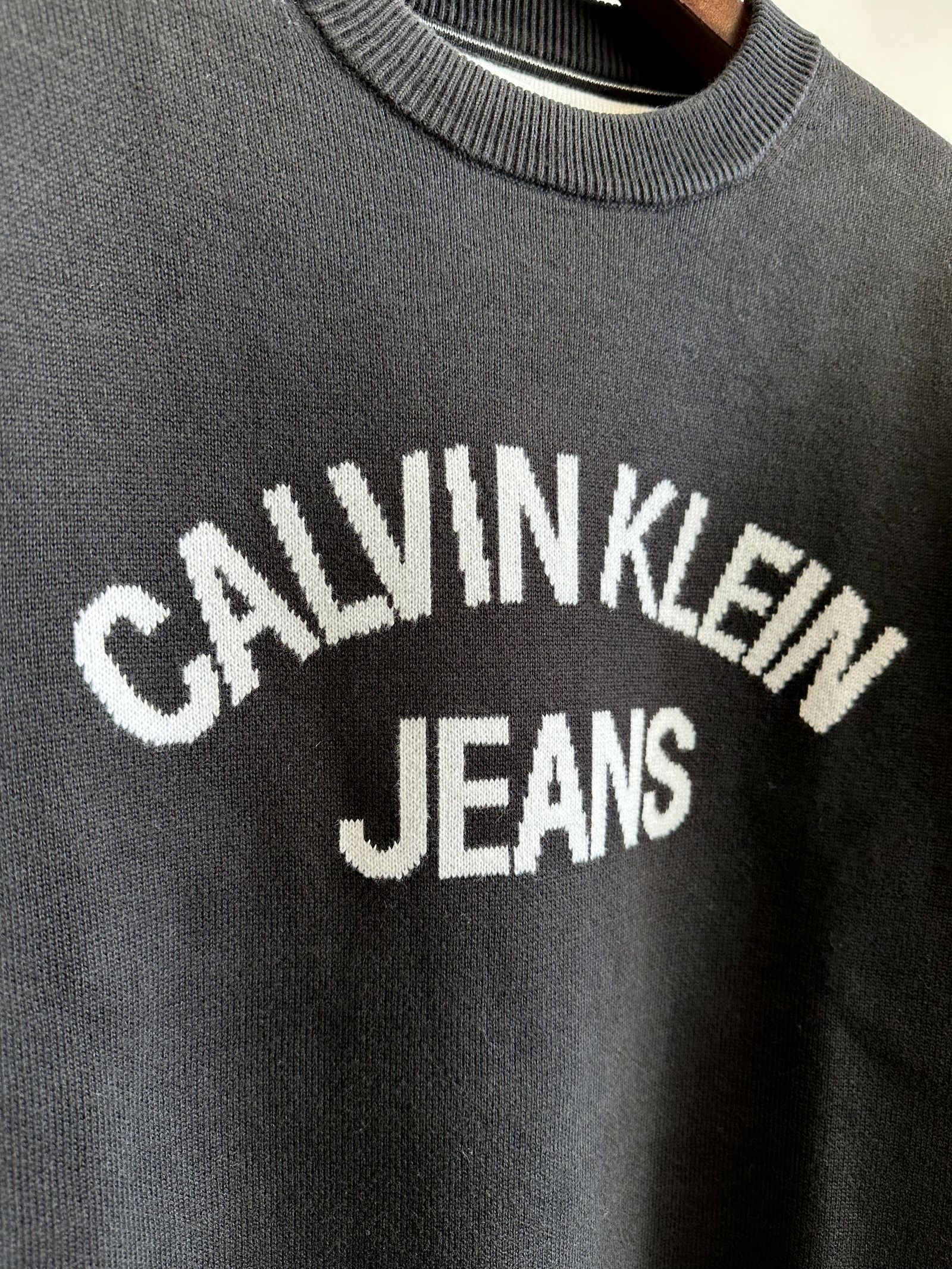 Calvin Klein - バーシティクルーネックセーター / J324493 / ブラック