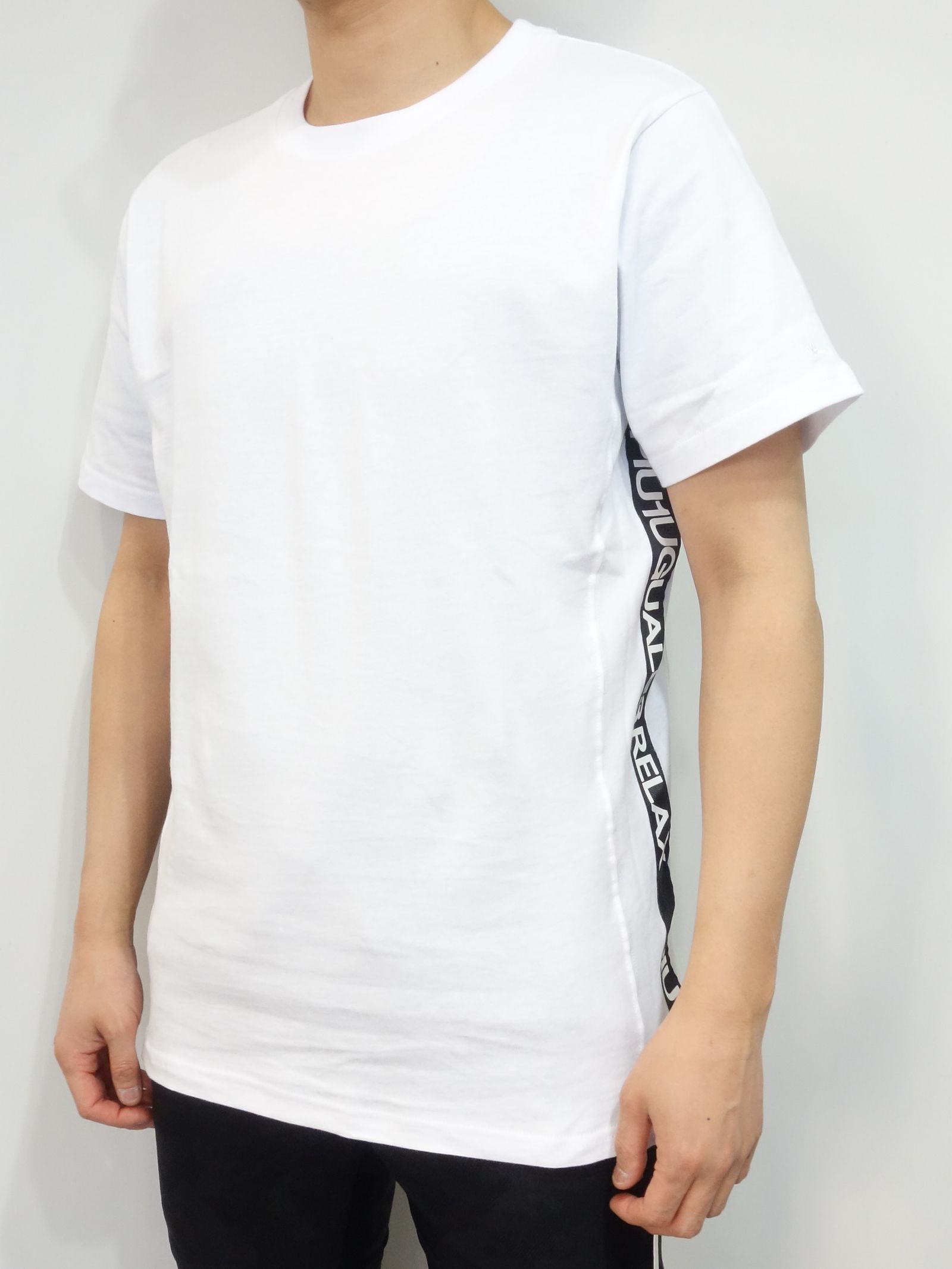 1PIU1UGUALE3 RELAX - サイドラインテープロゴ半袖Tシャツ / ust-21004