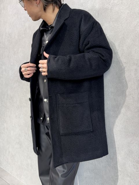 レザーセットアップにコートの真冬コーデ