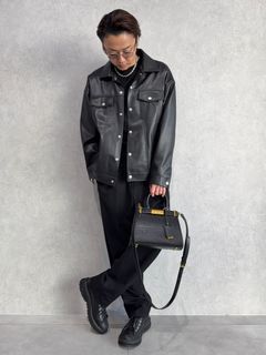 レザー×スラックスのエレガントなオールブラックスタイル