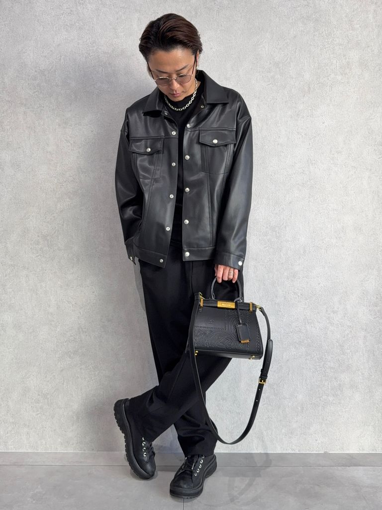 レザー×スラックスのエレガントなオールブラックスタイル