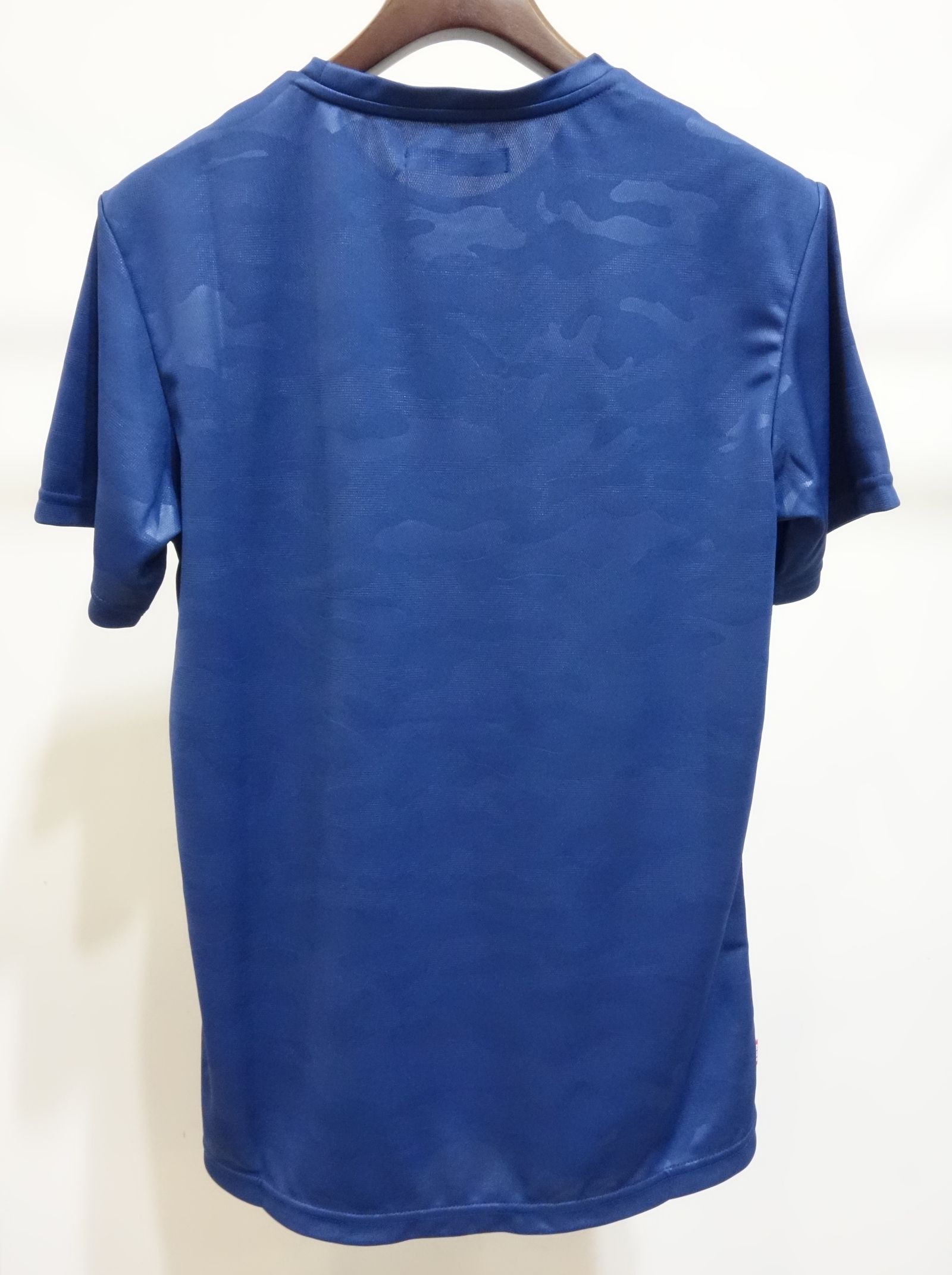 EMBOSS CAMO BOX LOGO TEE / TNS1728 / プリントTシャツ