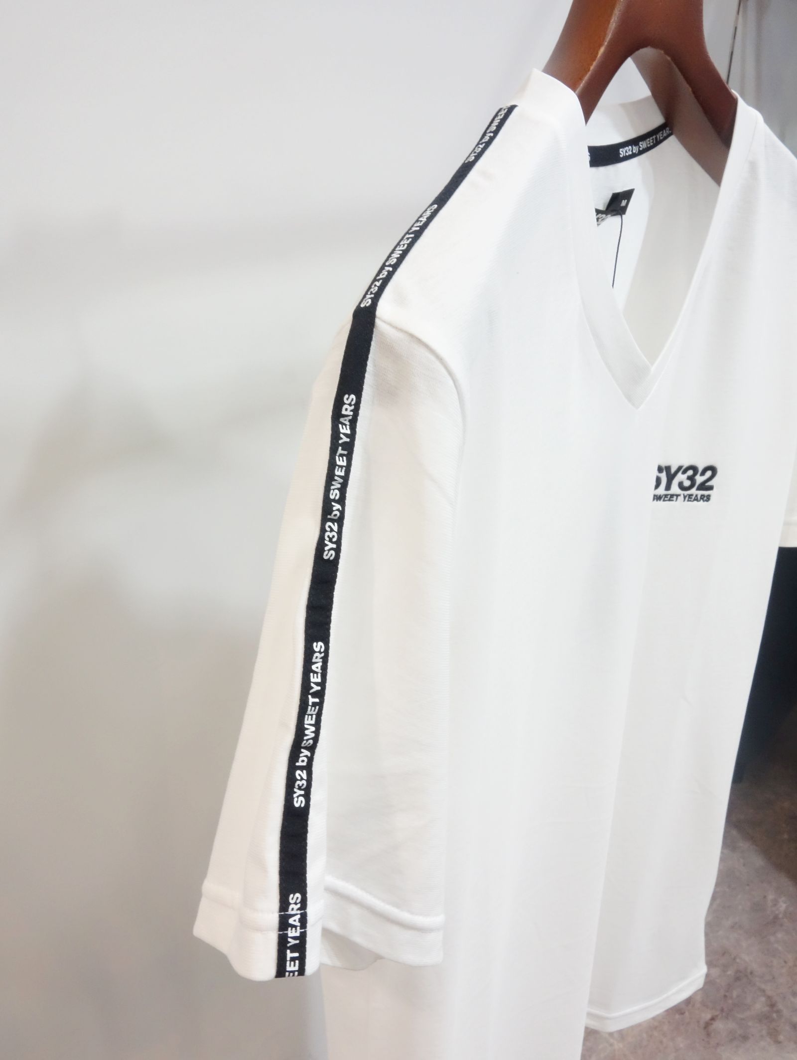 V NECK LOGO TAPE TEE / 11452 / プリントTシャツ
