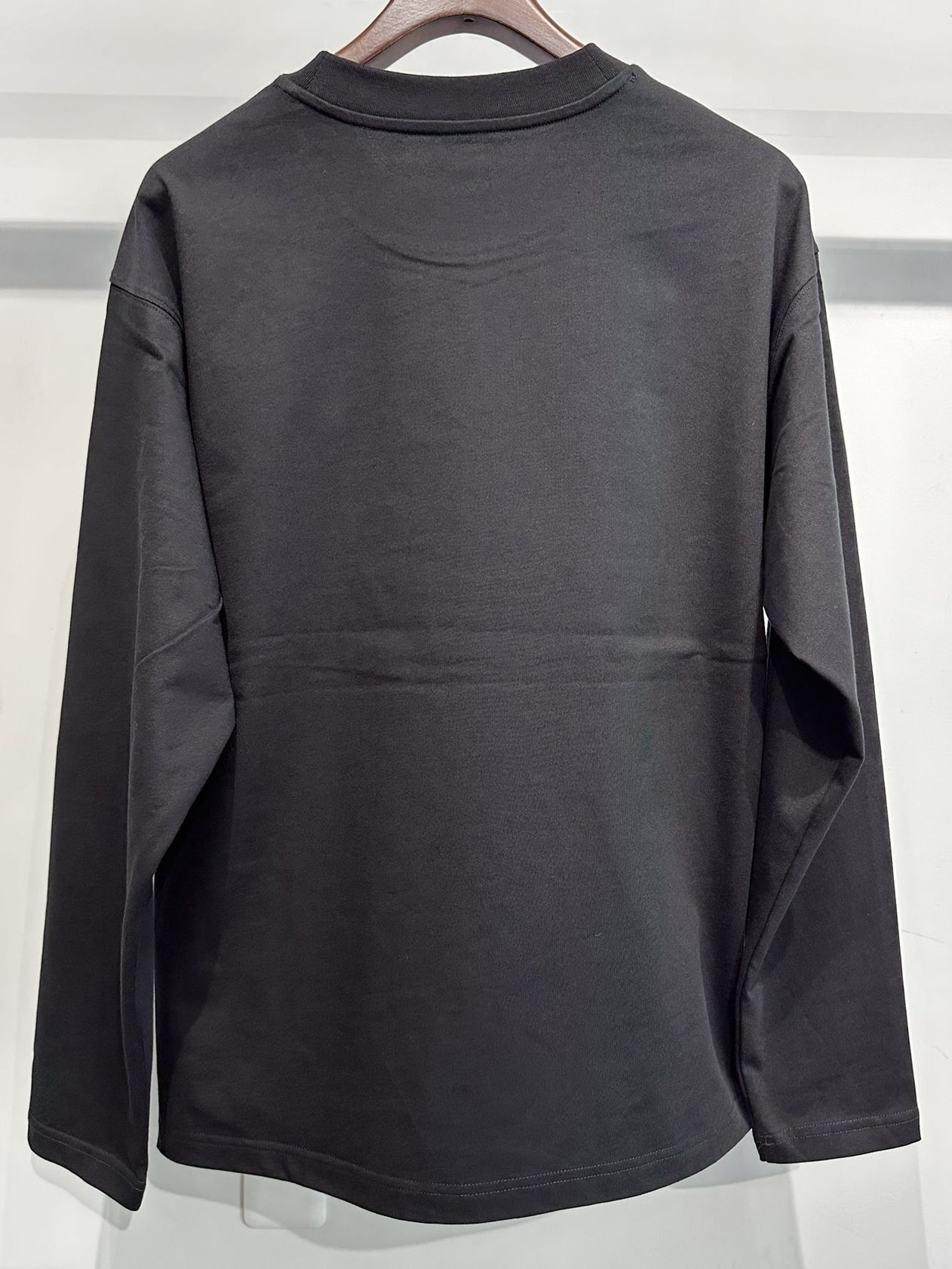 レギュラーインスティテューショナルロゴロングスリーブTシャツ / J326597 / ブラック