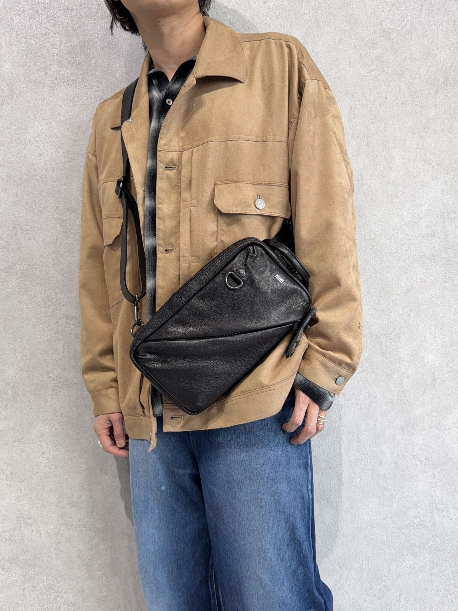 オイルドカウレザー ボディショルダーバッグ / DCD-01367B / ブラック×ブラック