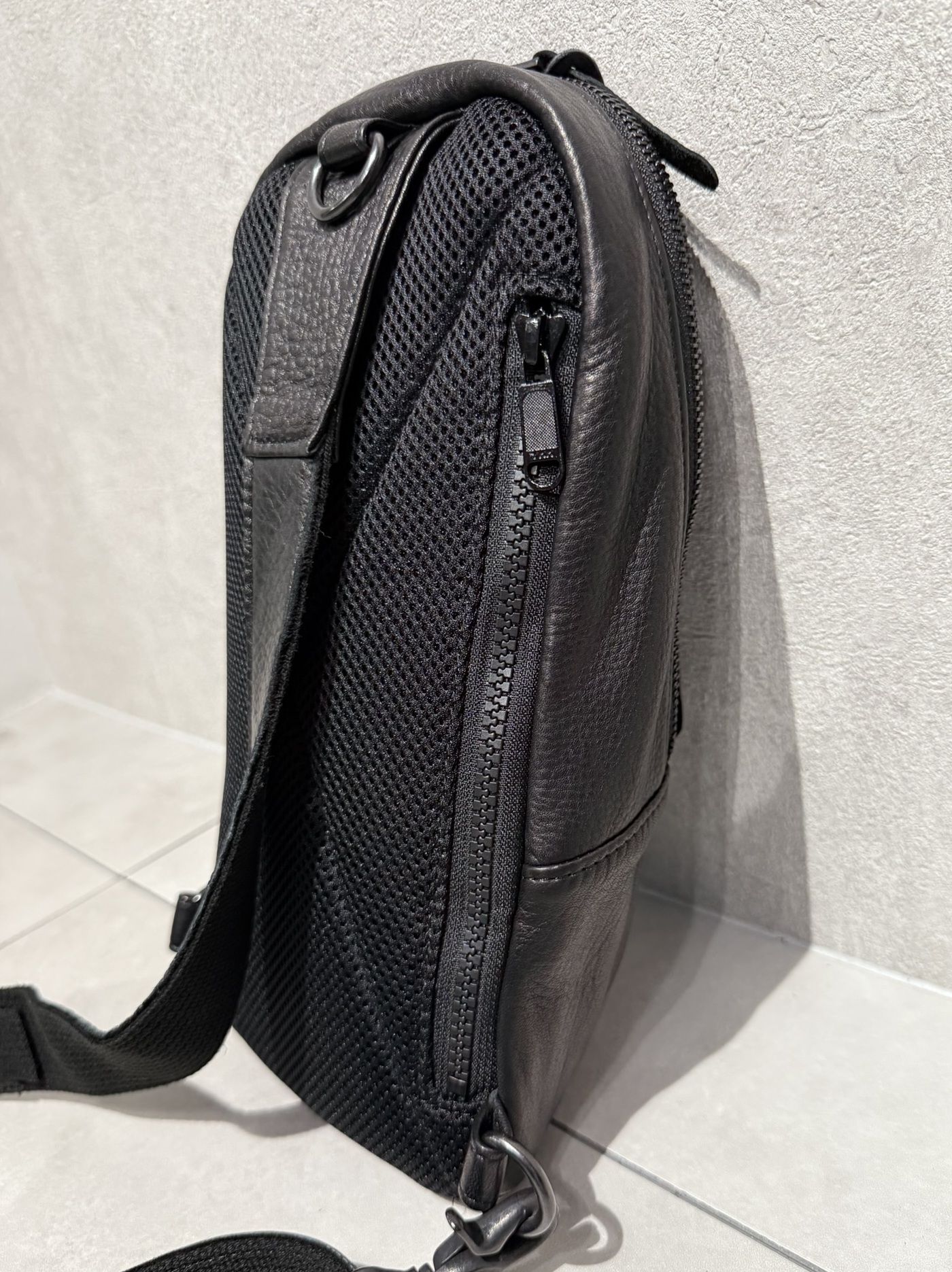 オイルドカウレザー ボディショルダーバッグ / DCD-01075B / ブラック×ブラック