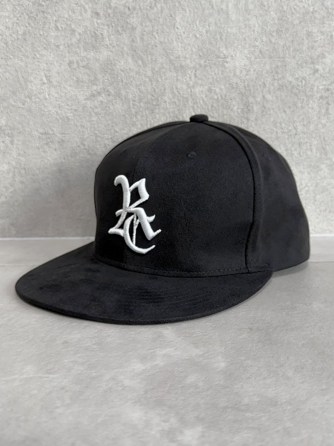 SUEDE RC BB CAP / RC37-CAP-001 / スエードエコレザーべースボールキャップ / ブラック×ホワイト