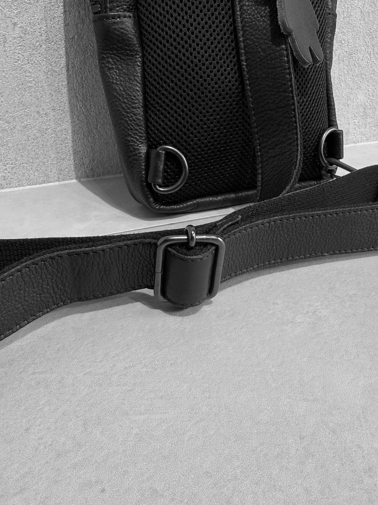 オイルドカウレザー ボディショルダーバッグ / DCD-01367B / ブラック×ブラック