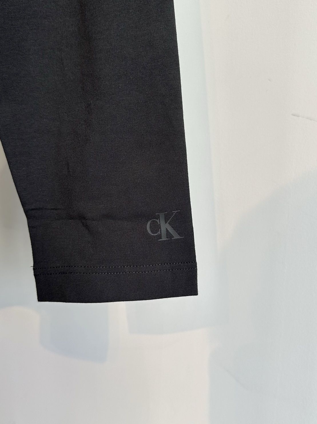 スモールボックスロゴ スリムフィット ロングスリーブTシャツ / J324497 / ブラック
