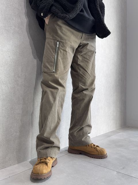 ラグジュアリー×ミリタリーのコントラストコーデ