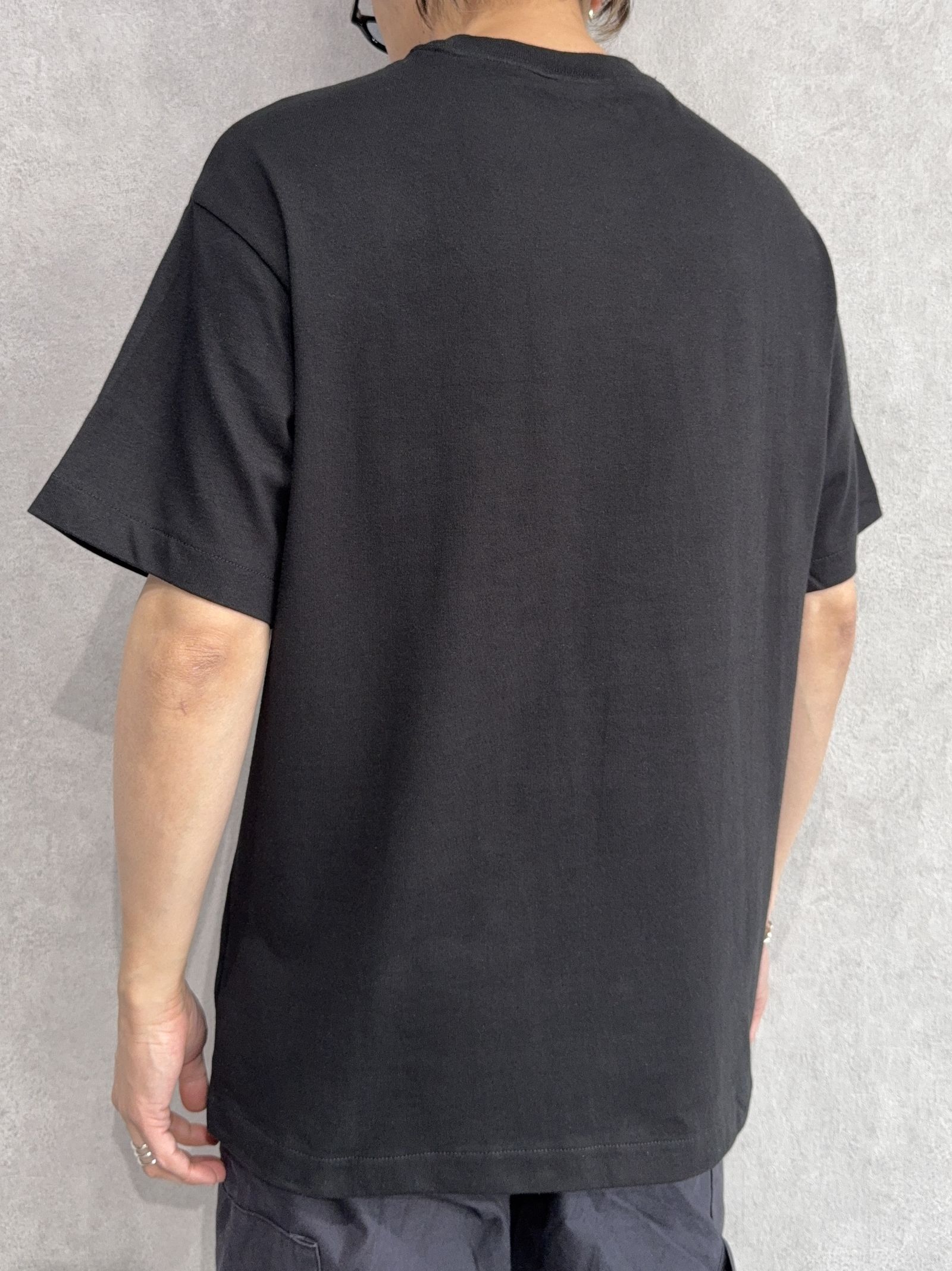 スタンダードロゴ リラックスクルーネックTシャツ / 40HM228 / BAE(ブラック)