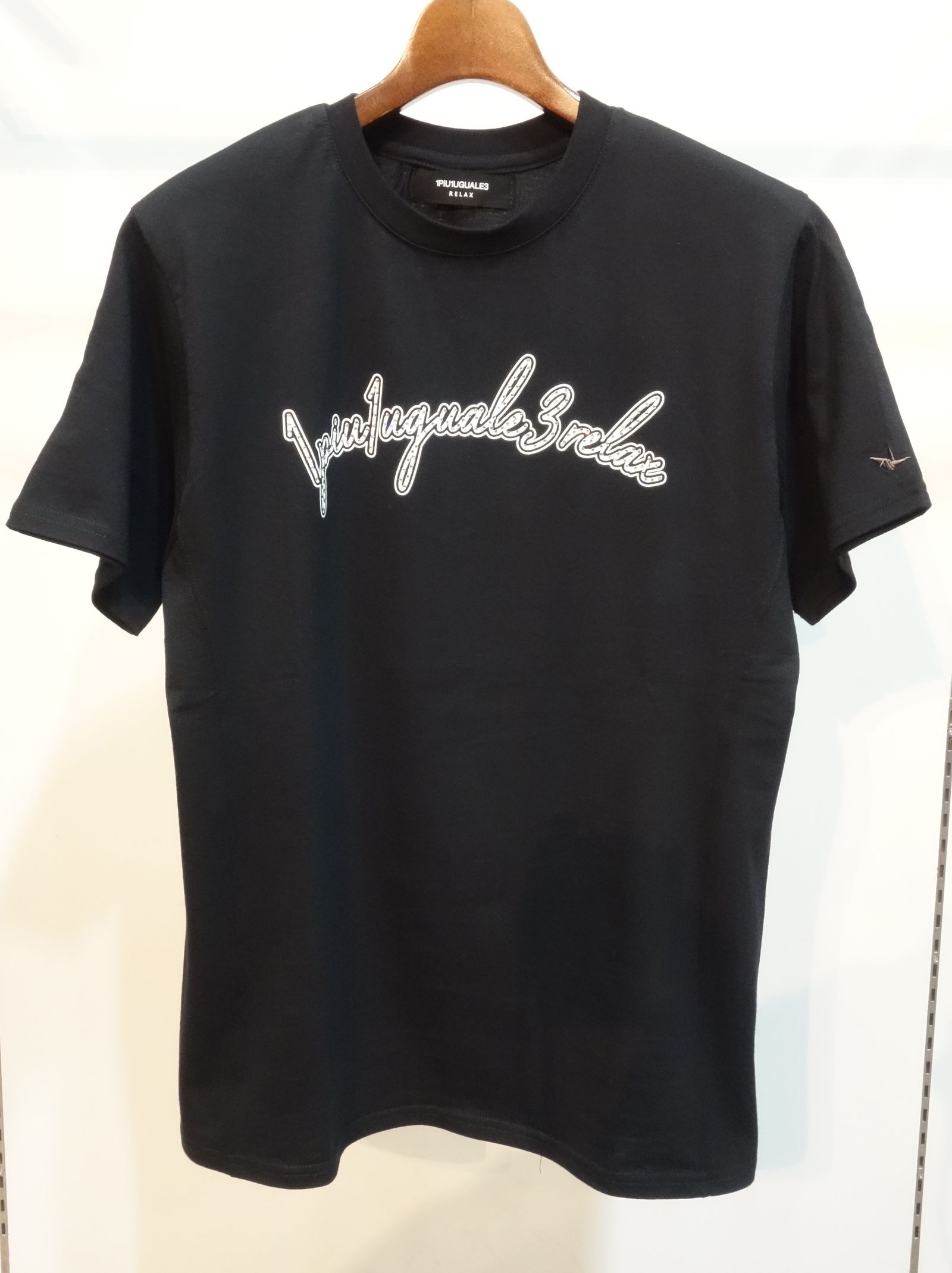 国内発送【1PIU1UGUALE3】ラインストーンサイドロゴ半袖Tシャツ SHIFFON｜1PIU1UGUALE3 RELAX ラインストーンサイドロゴ半袖T