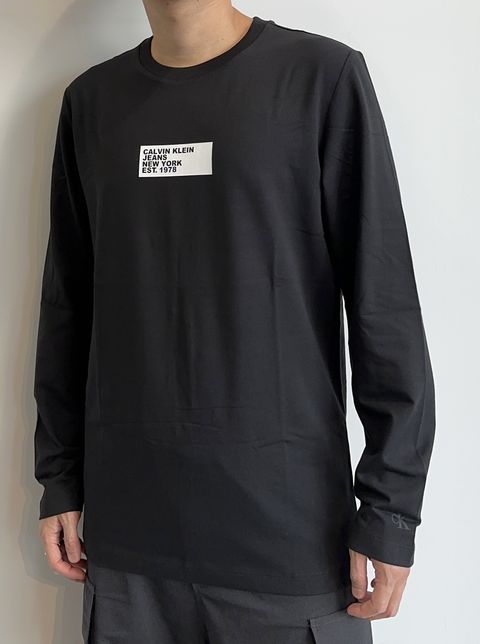スモールボックスロゴ スリムフィット ロングスリーブTシャツ / J324497 / ブラック