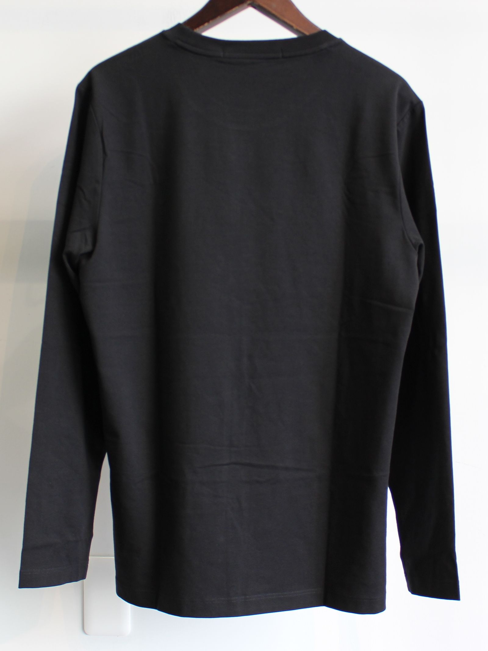スモールボックスロゴ スリムフィット ロングスリーブTシャツ / J324497 / ブラック