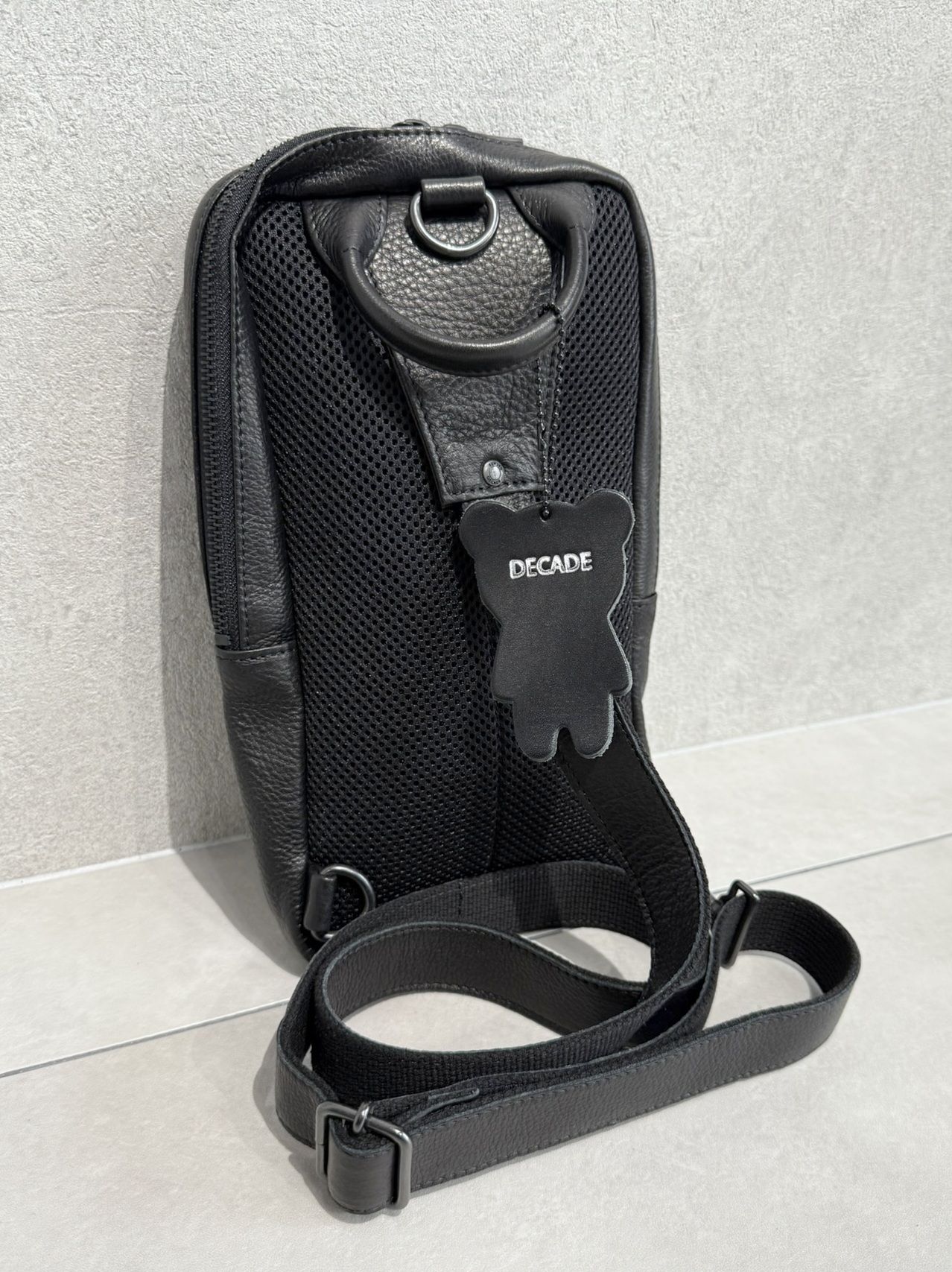 オイルドカウレザー ボディショルダーバッグ / DCD-01367B / ブラック×ブラック