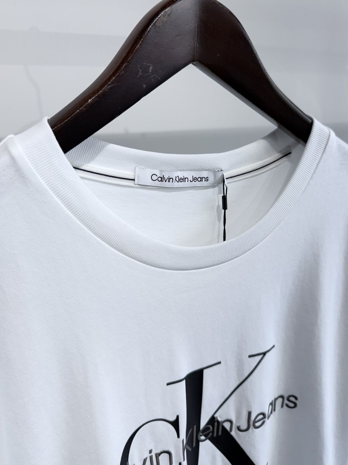 高質で安価 Calvin Klein J320770 / モノグラムロゴ刺繍Tシャツ - Tシャツ(半袖+袖なし)
