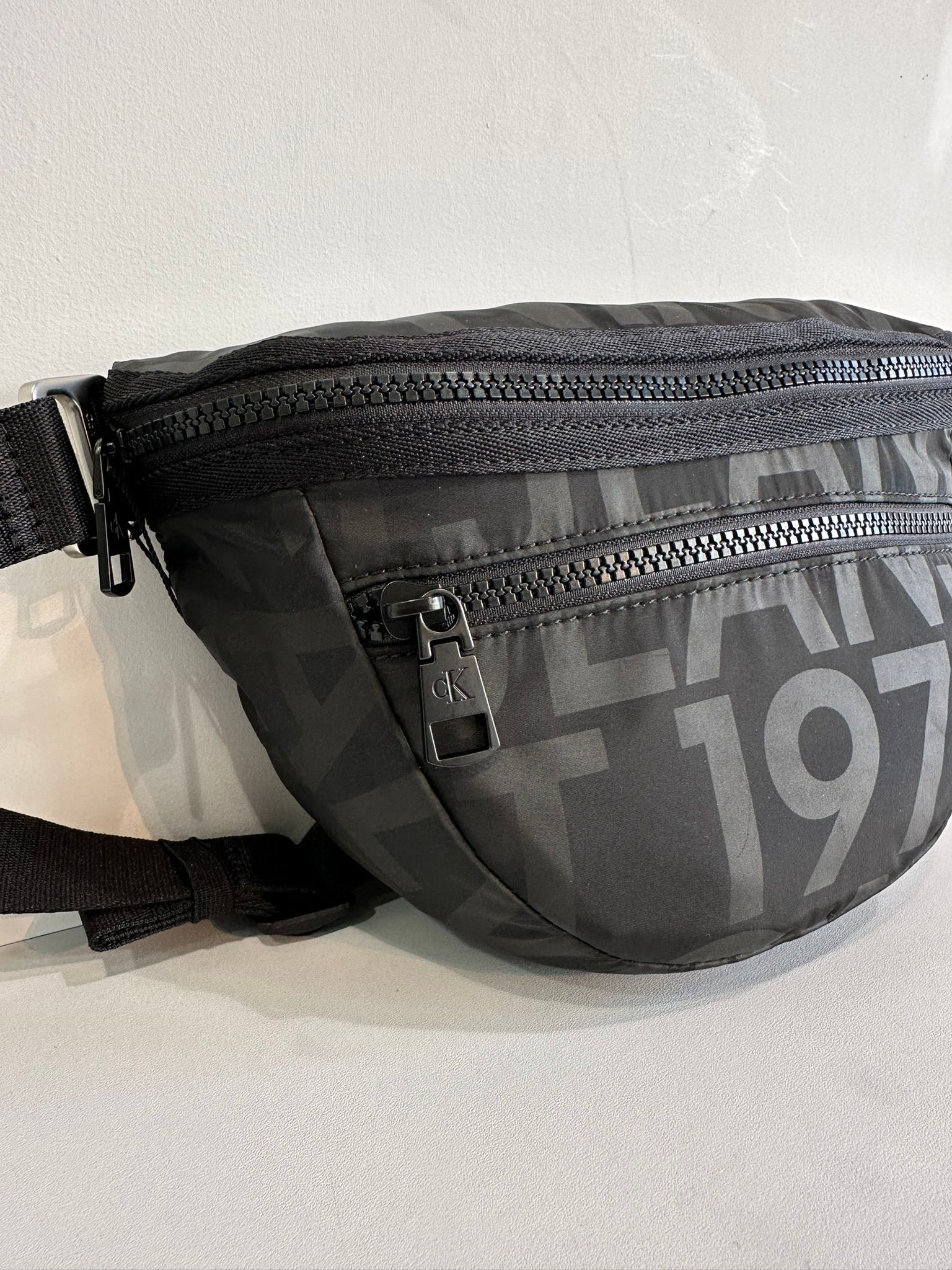 REVERSIBLE REV ZIP SADDLE BAG 28 / HH3830 / リバーシブルボディーバッグ / ブラック×グレー