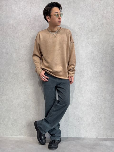 ケミカルウォッシュデニム×スエードトレーナーの新作コーデ