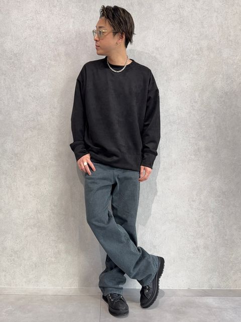 ケミカルウォッシュデニム×スエードトレーナーの新作コーデ