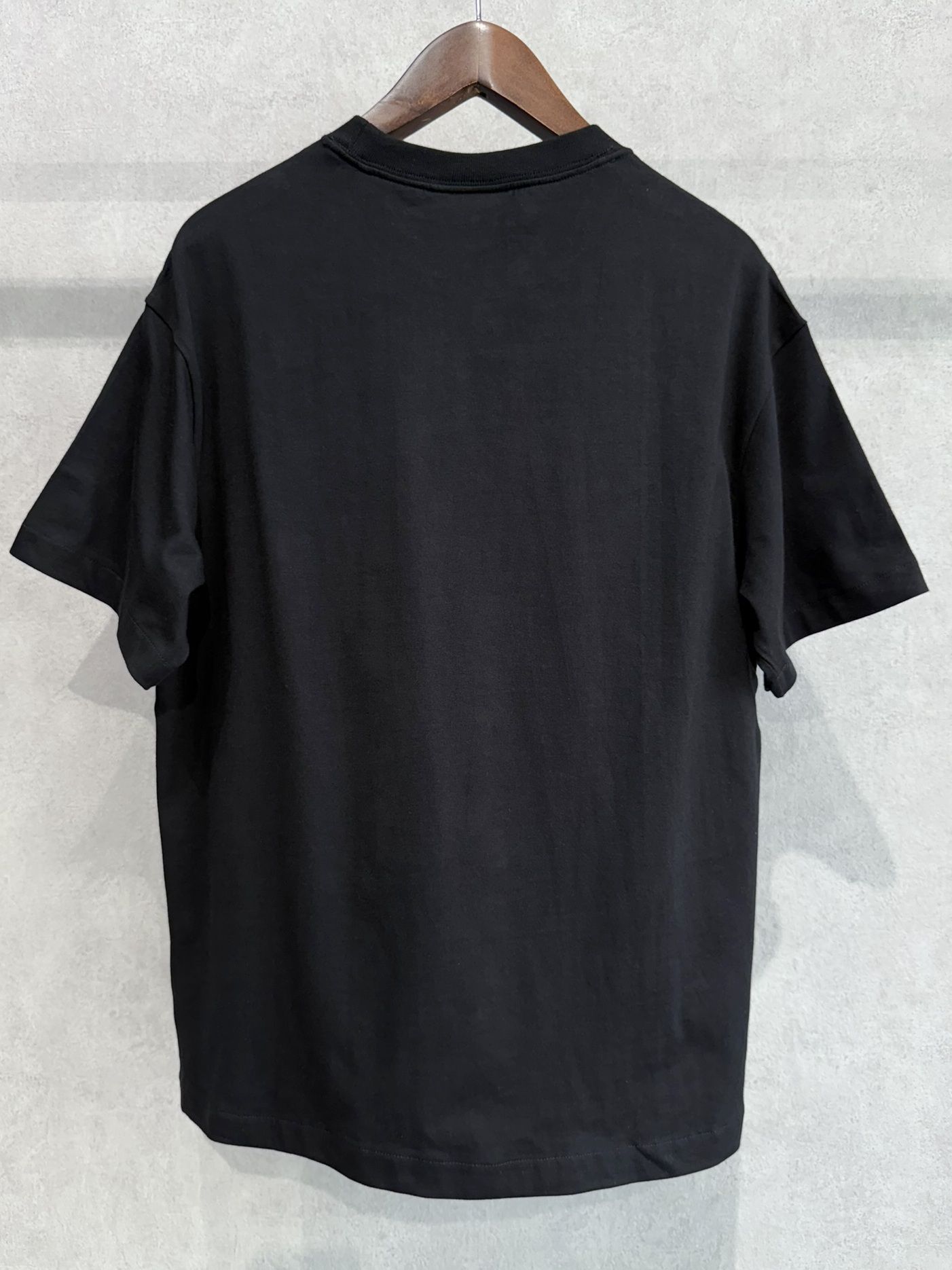 スタンダードロゴ リラックスクルーネックTシャツ / 40HM228 / BAE(ブラック)