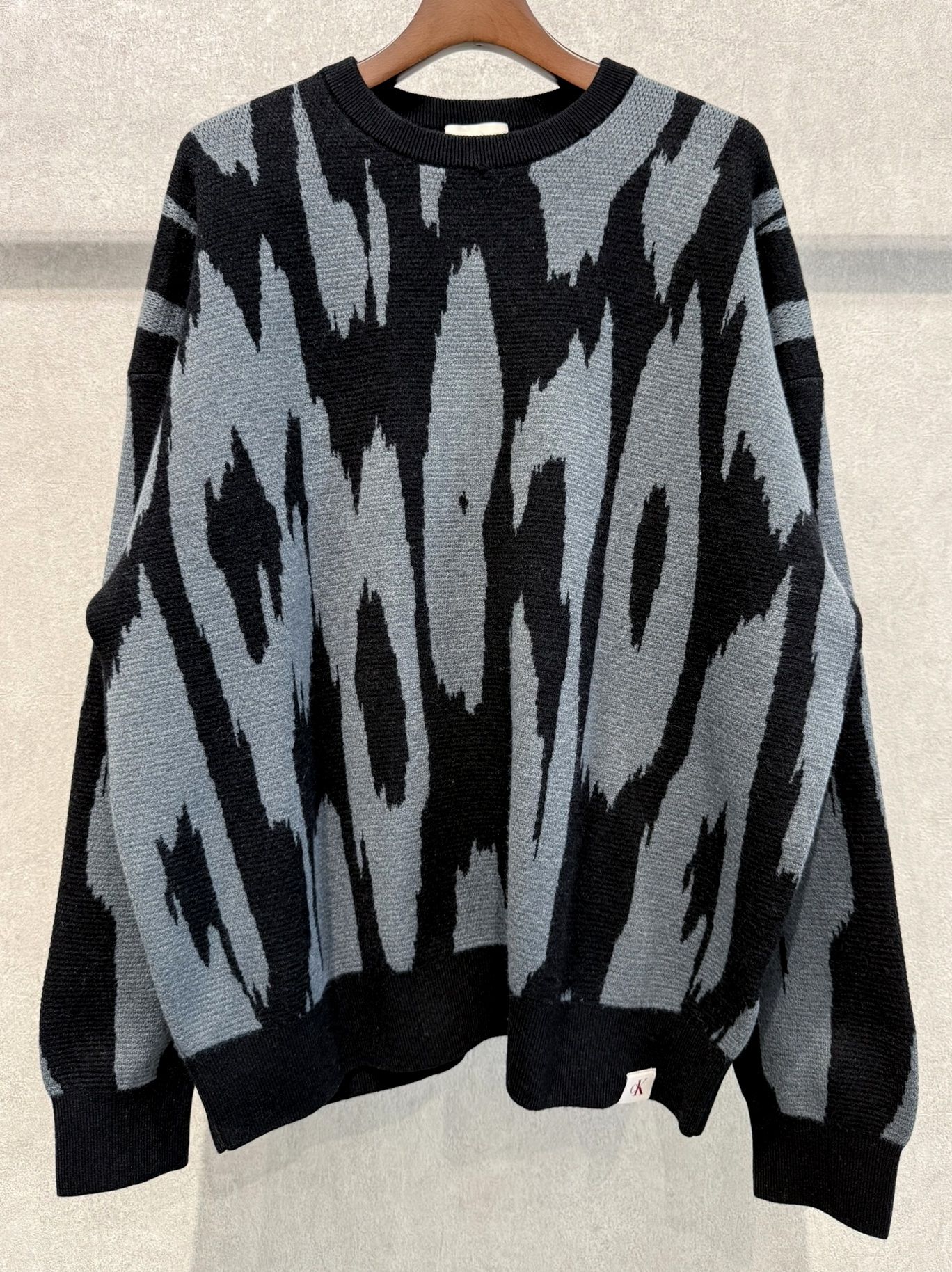 アブストラクトジャカードクルーネックセーター / 4RD310G / WD7(ブラック×ブルーグレー)