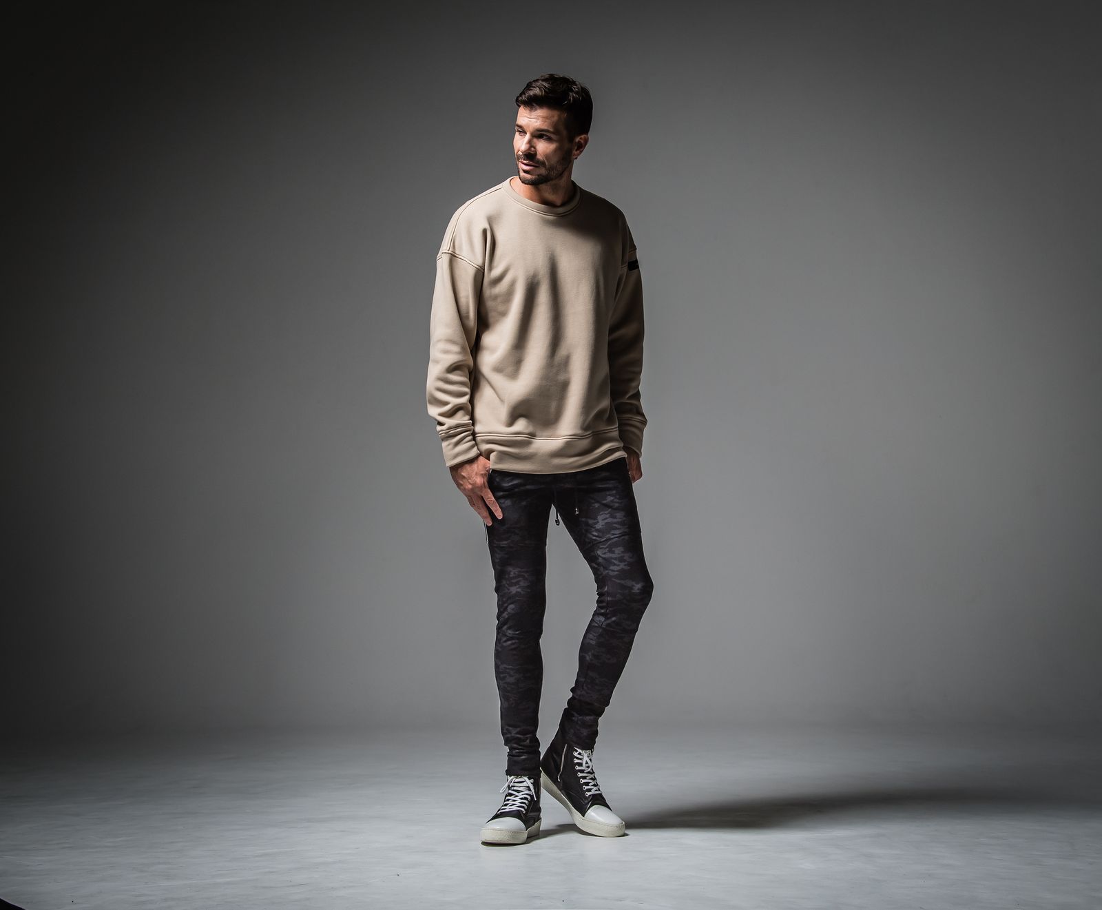 ID BACKROGO VELOURS FLEECE DROP TRAINER / RC30-C-003 / 裏起毛バックロゴトレーナー / ベージュ