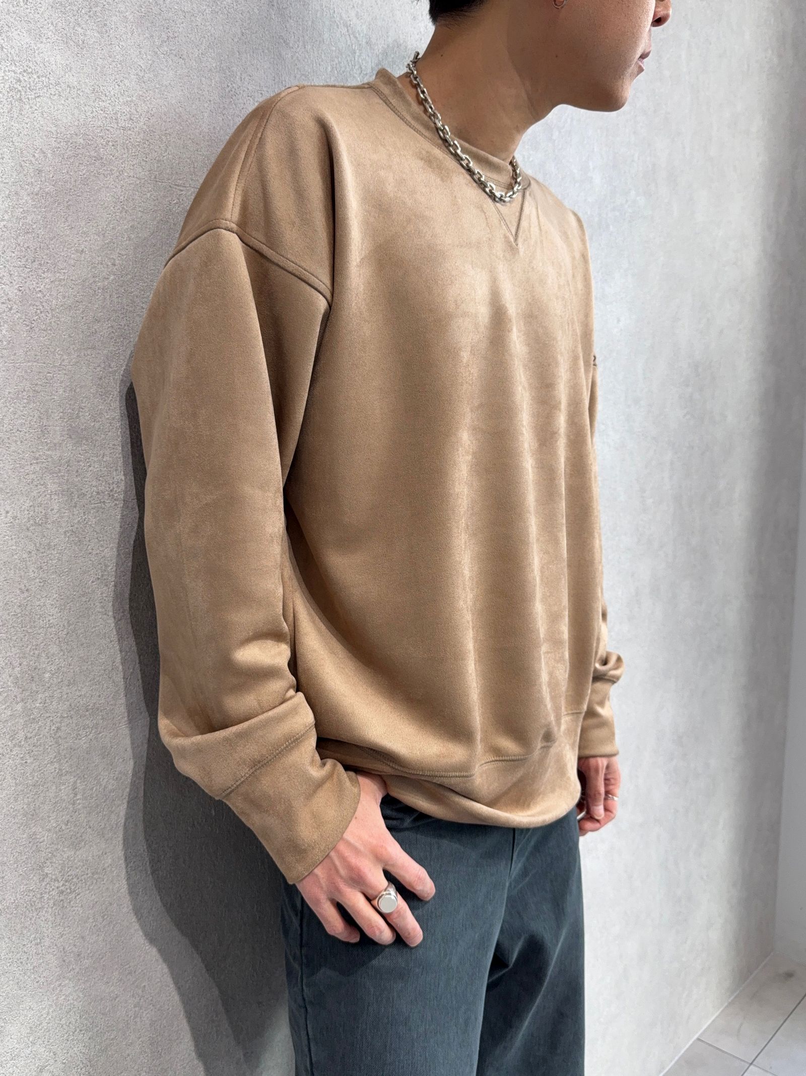 ケミカルウォッシュデニム×スエードトレーナーの新作コーデ