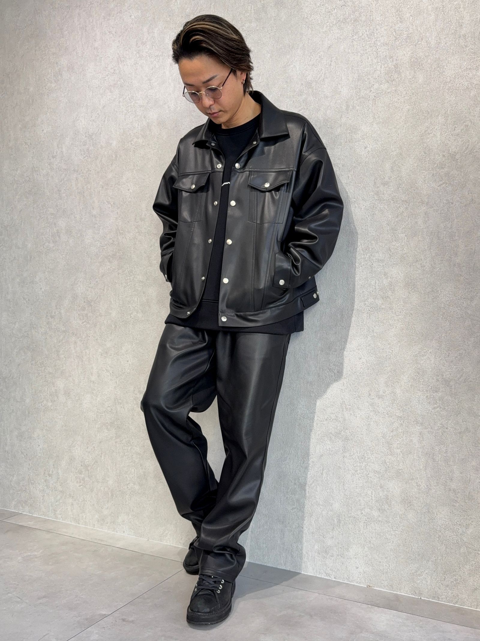 レザーセットアップにコートの真冬コーデ