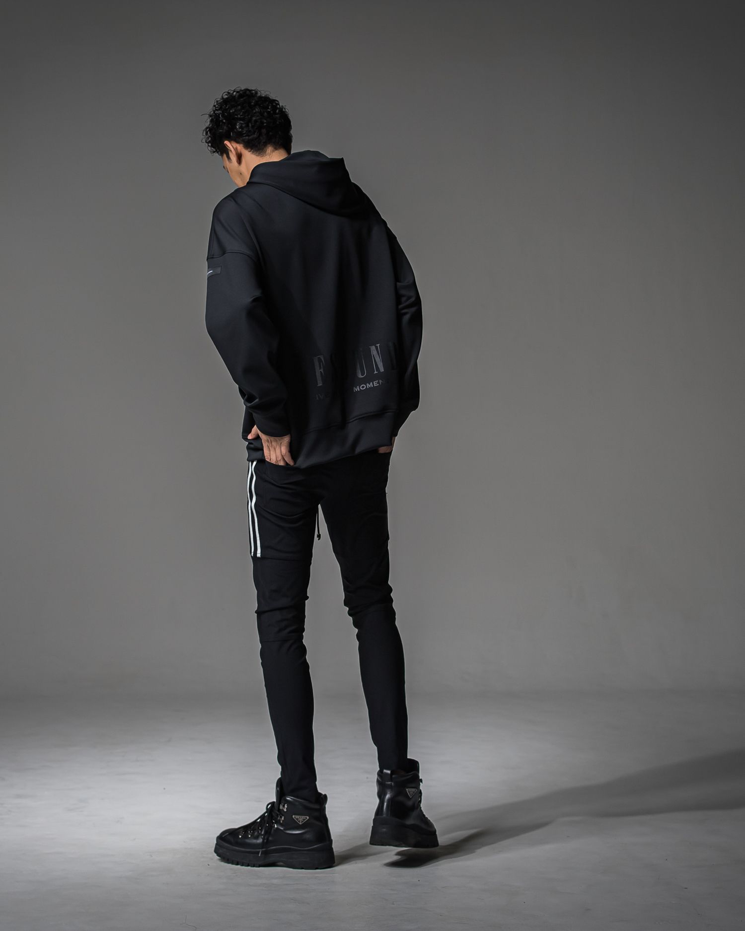BACK ID LOOSE HOODIE / RC37-C-006 / バックロゴパーカー / ブラック (9月中旬入荷予定)