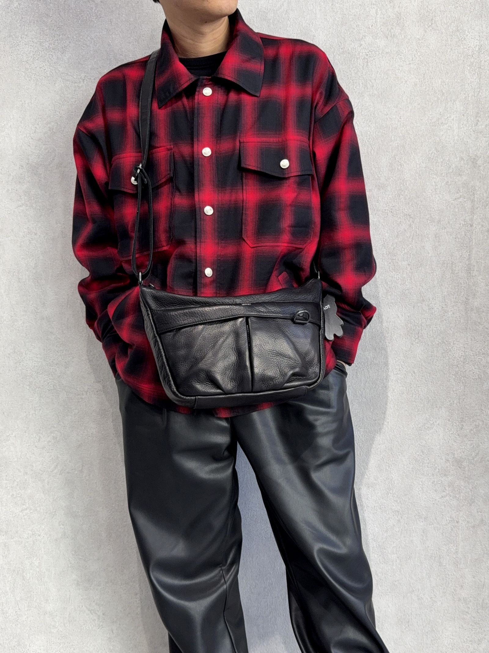 オイルドカウレザー ミニショルダーバッグ / DCD-01542B / ブラック×ブラック